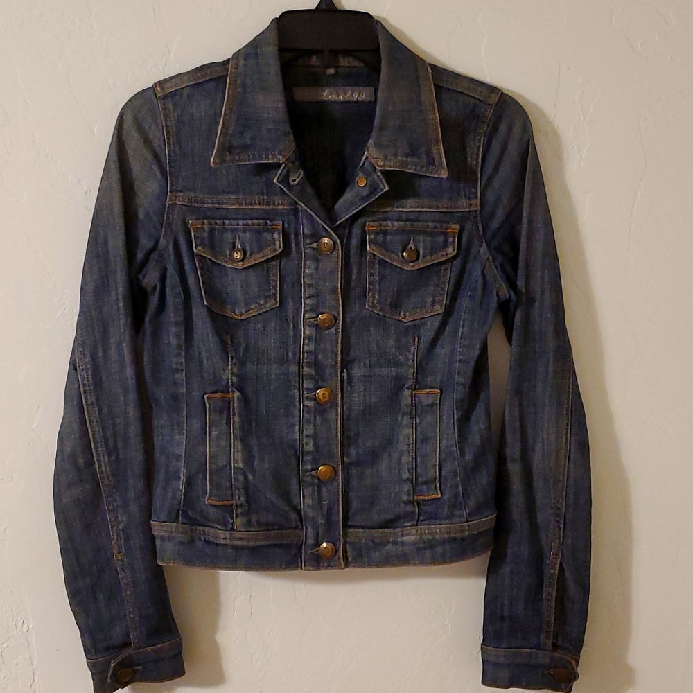 Women's fitted denim jacket
